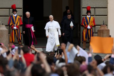 Roma, İtalya, 13 Temmuz 2025: Papa 16. Leo, Papa 16. Benedikt 'in 13 yıl sonra Castelgandolfo' daki Piazza della Libert 'teki Pazar Angelus' tan sonra Apostolik Sarayı 'nın kapısında inananları selamlıyor.