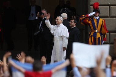 Roma, İtalya, 13 Temmuz 2025: Papa 16. Leo, Papa 16. Benedikt 'in 13 yıl sonra Castelgandolfo' daki Piazza della Libert 'teki Pazar Angelus' tan sonra Apostolik Sarayı 'nın kapısında inananları selamlıyor.