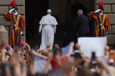 Roma, İtalya, 13 Temmuz 2025: Papa 16. Leo, Papa 16. Benedikt 'in 13 yıl sonra Castelgandolfo' daki Piazza della Libert 'teki Pazar Angelus' tan sonra Apostolik Sarayı 'nın kapısında inananları selamlıyor.