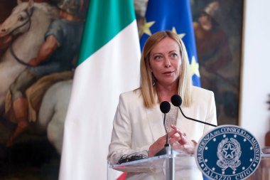 Roma, İtalya, 15 Temmuz 2025: İtalya Başbakanı Giorgia Meloni, Avusturya Federal Şansölyesi Christian Stocker ile Roma 'daki Palazzo Chigi' deki Galeriler Salonu 'nda yaptığı görüşme sonrasında basın açıklaması yaptı..