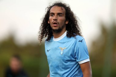 Formello, İtalya 20 Temmuz 2025: S.S. Lazio takımından Matteo Guendouzi, Formello 'daki Mirko Fersini Stadyumu' nda Ss Lazio 'ya karşı oynanan 20 yaş altı sahasında maç yapıyor.