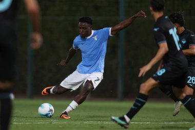 Formello, İtalya 20 Temmuz 2025: S.S. Lazio takımından Fisayo Dele-Bashiru, Formello 'daki Mirko Fersini Stadyumu' nda S.S. Lazio 'ya karşı oynanan 20 yaş altı sahasında maç yapıyor.