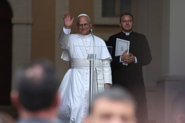 Castelgandolfo, İtalya - 17 Ağustos 2025: Papa XIV. Leo, Castelgandolfo 'daki binlerce inananın önünde Angelus' u ezbere okur ve havarinin kapısında kutsamasını söyler..