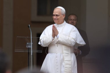 Castelgandolfo, İtalya - 17 Ağustos 2025: Papa XIV. Leo, Castelgandolfo 'daki binlerce inananın önünde Angelus' u ezbere okur ve havarinin kapısında kutsamasını söyler..