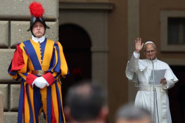 Castelgandolfo, İtalya - 17 Ağustos 2025: Papa XIV. Leo, Castelgandolfo 'daki binlerce inananın önünde Angelus' u ezbere okur ve havarinin kapısında kutsamasını söyler..