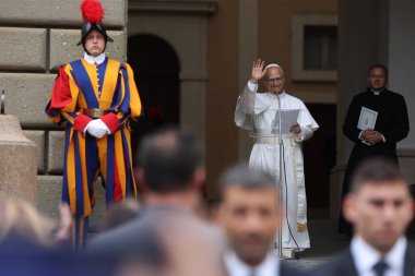 Castelgandolfo, İtalya - 17 Ağustos 2025: Papa XIV. Leo, Castelgandolfo 'daki binlerce inananın önünde Angelus' u ezbere okur ve havarinin kapısında kutsamasını söyler..