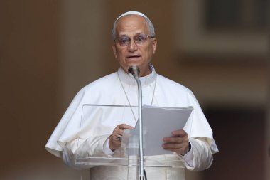 Castelgandolfo, İtalya - 17 Ağustos 2025: Papa XIV. Leo, Castelgandolfo 'daki binlerce inananın önünde Angelus' u ezbere okur ve havarinin kapısında kutsamasını söyler..