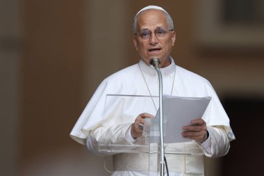 Castelgandolfo, İtalya - 17 Ağustos 2025: Papa XIV. Leo, Castelgandolfo 'daki binlerce inananın önünde Angelus' u ezbere okur ve havarinin kapısında kutsamasını söyler..