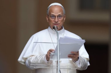 Castelgandolfo, İtalya - 17 Ağustos 2025: Papa XIV. Leo, Castelgandolfo 'daki binlerce inananın önünde Angelus' u ezbere okur ve havarinin kapısında kutsamasını söyler..