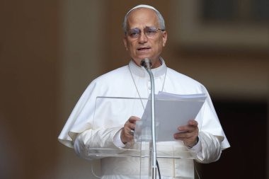 Castelgandolfo, İtalya - 17 Ağustos 2025: Papa XIV. Leo, Castelgandolfo 'daki binlerce inananın önünde Angelus' u ezbere okur ve havarinin kapısında kutsamasını söyler..