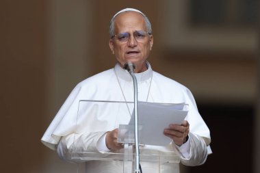 Castelgandolfo, İtalya - 17 Ağustos 2025: Papa XIV. Leo, Castelgandolfo 'daki binlerce inananın önünde Angelus' u ezbere okur ve havarinin kapısında kutsamasını söyler..