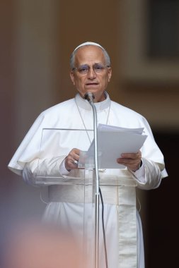 Castelgandolfo, İtalya - 17 Ağustos 2025: Papa XIV. Leo, Castelgandolfo 'daki binlerce inananın önünde Angelus' u ezbere okur ve havarinin kapısında kutsamasını söyler..