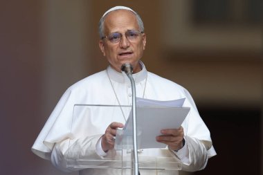 Castelgandolfo, İtalya - 17 Ağustos 2025: Papa XIV. Leo, Castelgandolfo 'daki binlerce inananın önünde Angelus' u ezbere okur ve havarinin kapısında kutsamasını söyler..