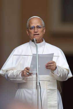 Castelgandolfo, İtalya - 17 Ağustos 2025: Papa XIV. Leo, Castelgandolfo 'daki binlerce inananın önünde Angelus' u ezbere okur ve havarinin kapısında kutsamasını söyler..