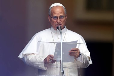 Castelgandolfo, İtalya - 17 Ağustos 2025: Papa XIV. Leo, Castelgandolfo 'daki binlerce inananın önünde Angelus' u ezbere okur ve havarinin kapısında kutsamasını söyler..