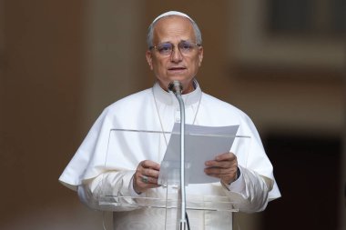 Castelgandolfo, İtalya - 17 Ağustos 2025: Papa XIV. Leo, Castelgandolfo 'daki binlerce inananın önünde Angelus' u ezbere okur ve havarinin kapısında kutsamasını söyler..