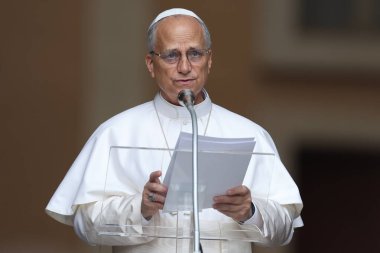 Castelgandolfo, İtalya - 17 Ağustos 2025: Papa XIV. Leo, Castelgandolfo 'daki binlerce inananın önünde Angelus' u ezbere okur ve havarinin kapısında kutsamasını söyler..