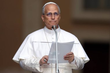 Castelgandolfo, İtalya - 17 Ağustos 2025: Papa XIV. Leo, Castelgandolfo 'daki binlerce inananın önünde Angelus' u ezbere okur ve havarinin kapısında kutsamasını söyler..