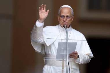 Castelgandolfo, İtalya - 17 Ağustos 2025: Papa XIV. Leo, Castelgandolfo 'daki binlerce inananın önünde Angelus' u ezbere okur ve havarinin kapısında kutsamasını söyler..