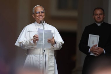 Castelgandolfo, İtalya - 17 Ağustos 2025: Papa XIV. Leo, Castelgandolfo 'daki binlerce inananın önünde Angelus' u ezbere okur ve havarinin kapısında kutsamasını söyler..