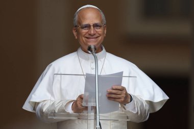 Castelgandolfo, İtalya - 17 Ağustos 2025: Papa XIV. Leo, Castelgandolfo 'daki binlerce inananın önünde Angelus' u ezbere okur ve havarinin kapısında kutsamasını söyler..