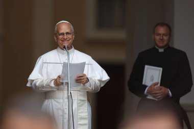 Castelgandolfo, İtalya - 17 Ağustos 2025: Papa XIV. Leo, Castelgandolfo 'daki binlerce inananın önünde Angelus' u ezbere okur ve havarinin kapısında kutsamasını söyler..