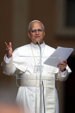 Castelgandolfo, İtalya - 17 Ağustos 2025: Papa XIV. Leo, Castelgandolfo 'daki binlerce inananın önünde Angelus' u ezbere okur ve havarinin kapısında kutsamasını söyler..