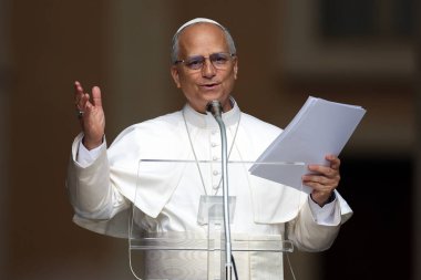 Castelgandolfo, İtalya - 17 Ağustos 2025: Papa XIV. Leo, Castelgandolfo 'daki binlerce inananın önünde Angelus' u ezbere okur ve havarinin kapısında kutsamasını söyler..