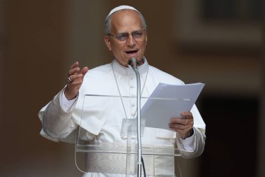 Castelgandolfo, İtalya - 17 Ağustos 2025: Papa XIV. Leo, Castelgandolfo 'daki binlerce inananın önünde Angelus' u ezbere okur ve havarinin kapısında kutsamasını söyler..