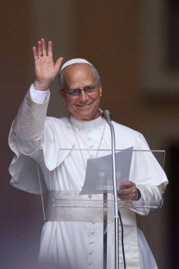 Castelgandolfo, İtalya - 17 Ağustos 2025: Papa XIV. Leo, Castelgandolfo 'daki binlerce inananın önünde Angelus' u ezbere okur ve havarinin kapısında kutsamasını söyler..