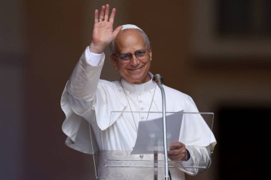 Castelgandolfo, İtalya - 17 Ağustos 2025: Papa XIV. Leo, Castelgandolfo 'daki binlerce inananın önünde Angelus' u ezbere okur ve havarinin kapısında kutsamasını söyler..