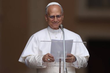 Castelgandolfo, İtalya - 17 Ağustos 2025: Papa XIV. Leo, Castelgandolfo 'daki binlerce inananın önünde Angelus' u ezbere okur ve havarinin kapısında kutsamasını söyler..