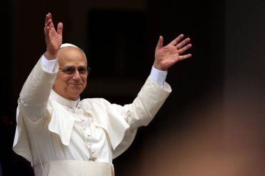 Castelgandolfo, İtalya - 17 Ağustos 2025: Papa XIV. Leo, Castelgandolfo 'daki binlerce inananın önünde Angelus' u ezbere okur ve havarinin kapısında kutsamasını söyler..