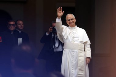 Castelgandolfo, İtalya - 17 Ağustos 2025: Papa XIV. Leo, Castelgandolfo 'daki binlerce inananın önünde Angelus' u ezbere okur ve havarinin kapısında kutsamasını söyler..