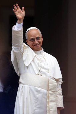 Castelgandolfo, İtalya - 17 Ağustos 2025: Papa XIV. Leo, Castelgandolfo 'daki binlerce inananın önünde Angelus' u ezbere okur ve havarinin kapısında kutsamasını söyler..