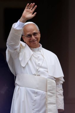 Castelgandolfo, İtalya - 17 Ağustos 2025: Papa XIV. Leo, Castelgandolfo 'daki binlerce inananın önünde Angelus' u ezbere okur ve havarinin kapısında kutsamasını söyler..