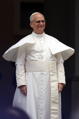 Castelgandolfo, İtalya - 17 Ağustos 2025: Papa XIV. Leo, Castelgandolfo 'daki binlerce inananın önünde Angelus' u ezbere okur ve havarinin kapısında kutsamasını söyler..