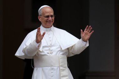 Castelgandolfo, İtalya - 17 Ağustos 2025: Papa XIV. Leo, Castelgandolfo 'daki binlerce inananın önünde Angelus' u ezbere okur ve havarinin kapısında kutsamasını söyler..