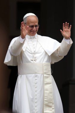 Castelgandolfo, İtalya - 17 Ağustos 2025: Papa XIV. Leo, Castelgandolfo 'daki binlerce inananın önünde Angelus' u ezbere okur ve havarinin kapısında kutsamasını söyler..