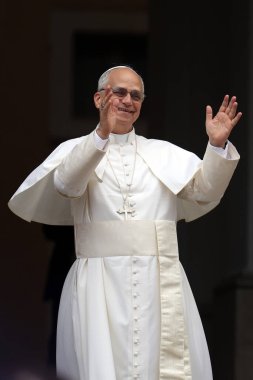 Castelgandolfo, İtalya - 17 Ağustos 2025: Papa XIV. Leo, Castelgandolfo 'daki binlerce inananın önünde Angelus' u ezbere okur ve havarinin kapısında kutsamasını söyler..