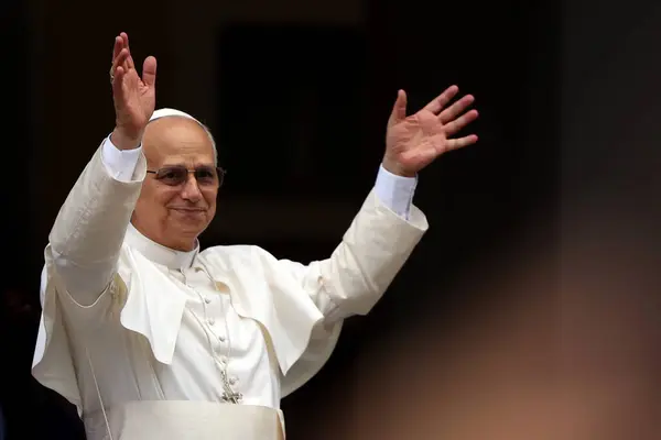 Castelgandolfo, İtalya - 17 Ağustos 2025: Papa XIV. Leo, Castelgandolfo 'daki binlerce inananın önünde Angelus' u ezbere okur ve havarinin kapısında kutsamasını söyler..