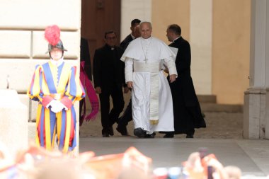 Castelgandolfo, İtalya - 15 Ağustos 2025: Papa 16. Leo Castelgandolfo Apostolic Sarayı 'ndan ayrılır ve 15 Ağustos ayini için San Tommaso da Villanova Kilisesi' ne gitmeden önce Piazza della Libert 'te toplanan müminleri selamlar.