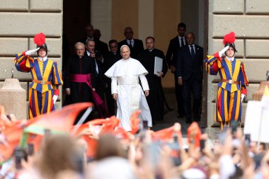Castelgandolfo, İtalya - 15 Ağustos 2025: Papa 16. Leo Castelgandolfo Apostolic Sarayı 'ndan ayrılır ve 15 Ağustos ayini için San Tommaso da Villanova Kilisesi' ne gitmeden önce Piazza della Libert 'te toplanan müminleri selamlar.