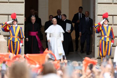 Castelgandolfo, İtalya - 15 Ağustos 2025: Papa 16. Leo Castelgandolfo Apostolic Sarayı 'ndan ayrılır ve 15 Ağustos ayini için San Tommaso da Villanova Kilisesi' ne gitmeden önce Piazza della Libert 'te toplanan müminleri selamlar.