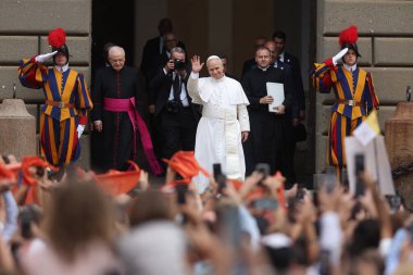 Castelgandolfo, İtalya - 15 Ağustos 2025: Papa 16. Leo Castelgandolfo Apostolic Sarayı 'ndan ayrılır ve 15 Ağustos ayini için San Tommaso da Villanova Kilisesi' ne gitmeden önce Piazza della Libert 'te toplanan müminleri selamlar.