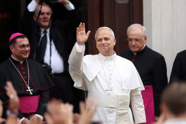 Castelgandolfo, İtalya - 15 Ağustos 2025: Papa 16. Leo Castelgandolfo Apostolic Sarayı 'ndan ayrılır ve 15 Ağustos ayini için San Tommaso da Villanova Kilisesi' ne gitmeden önce Piazza della Libert 'te toplanan müminleri selamlar.