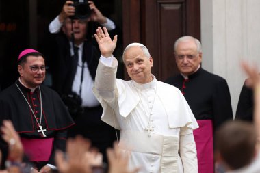 Castelgandolfo, İtalya - 15 Ağustos 2025: Papa 16. Leo Castelgandolfo Apostolic Sarayı 'ndan ayrılır ve 15 Ağustos ayini için San Tommaso da Villanova Kilisesi' ne gitmeden önce Piazza della Libert 'te toplanan müminleri selamlar.