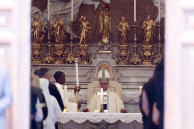 Castelgandolfo, İtalya - 15 Ağustos 2025: Papa 16. Leo, 15 Ağustos 'ta Castelgandolfo' daki San Tommaso da Villanova kilisesinde Hüküm Ayini 'ni kutluyor.