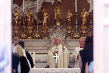 Castelgandolfo, İtalya - 15 Ağustos 2025: Papa 16. Leo, 15 Ağustos 'ta Castelgandolfo' daki San Tommaso da Villanova kilisesinde Hüküm Ayini 'ni kutluyor.