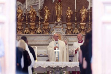 Castelgandolfo, İtalya - 15 Ağustos 2025: Papa 16. Leo, 15 Ağustos 'ta Castelgandolfo' daki San Tommaso da Villanova kilisesinde Hüküm Ayini 'ni kutluyor.